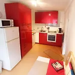 2 Bed Sleeps 5 - Rooftop Terrace Wifi Apartment